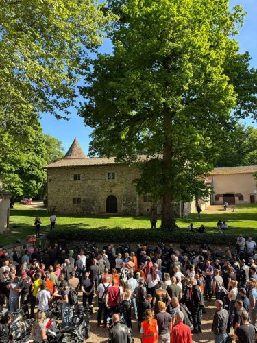 chateau-et-motards-cour